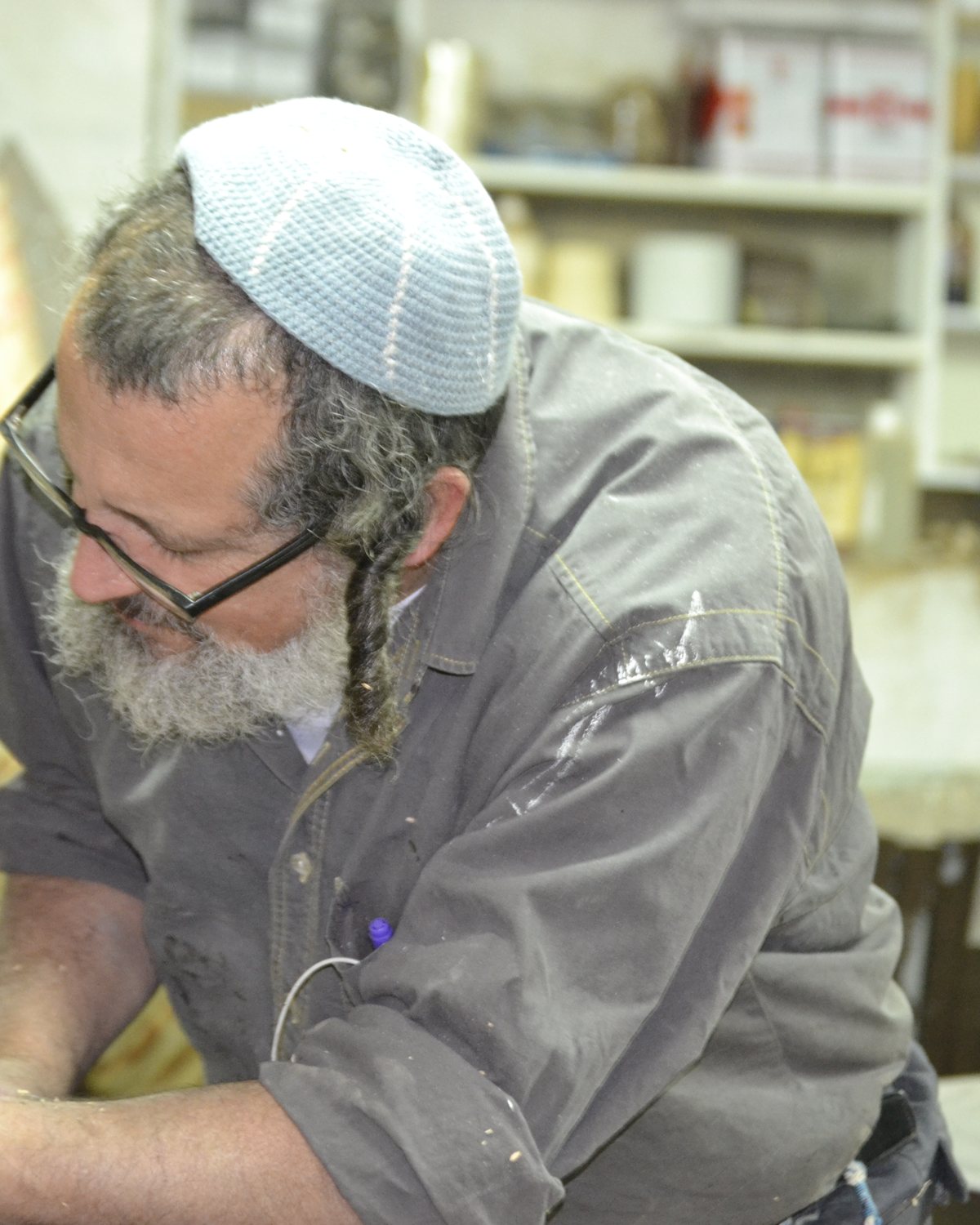 ישי בולנסקי עובד ליד שולחן העבודה בסטודיו